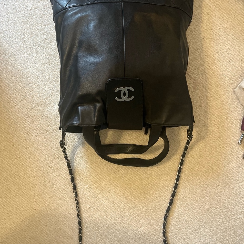 CHANEL Black Leather Shoulder Tote with Chain-Detail Strap